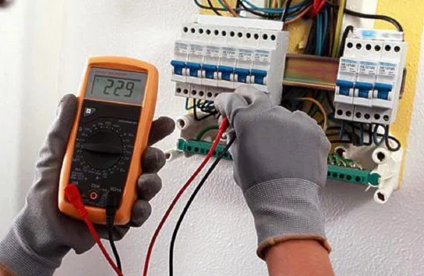 DIY sau profesionisti – ce este mai bine sa alegi pentru sistemul tau electric?