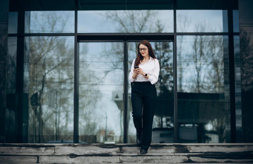 Eleganță și stil în mediul profesional - Tinutele potrivite pentru birou
