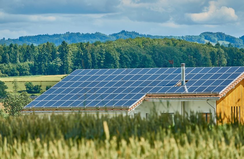 Iată ce să ai în vedere atunci când plănuiești să apelezi la panouri fotovoltaice pentru afacerea ta!