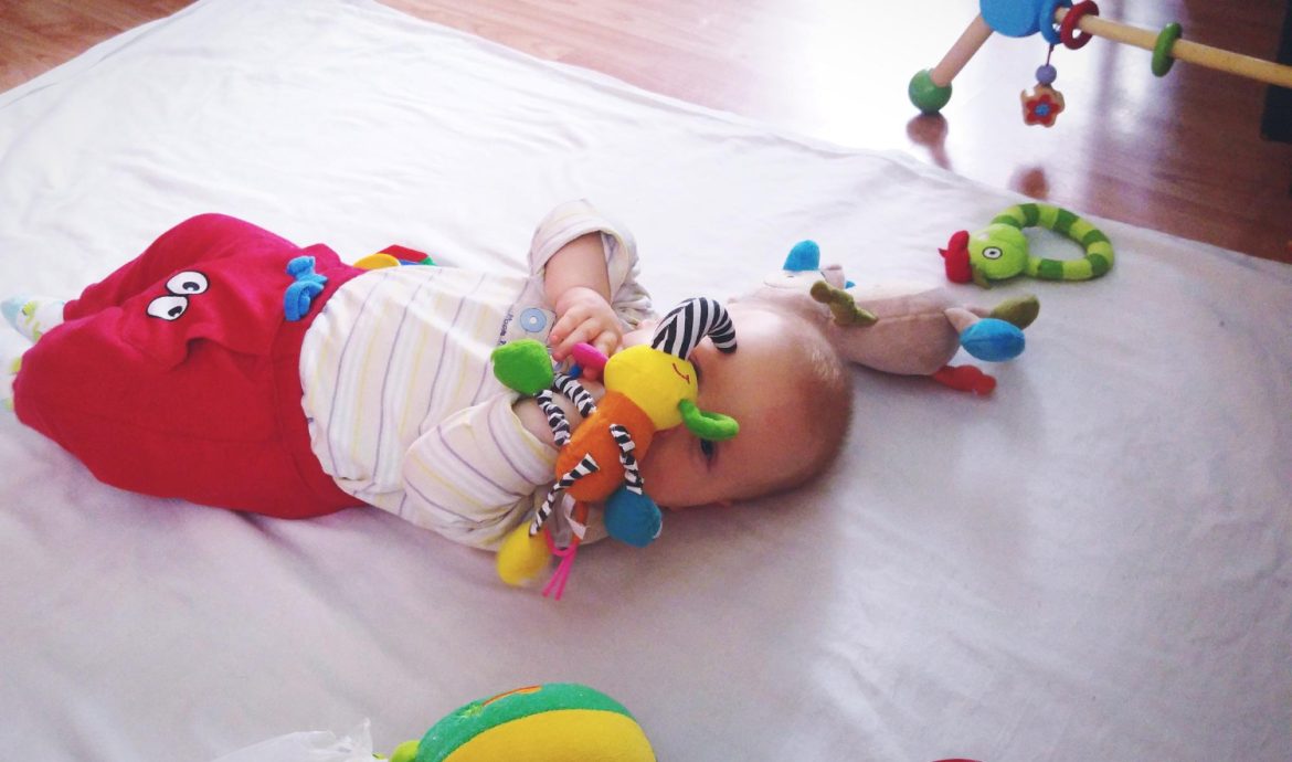 Care sunt cele mai sigure jucării pentru nou-născuți?