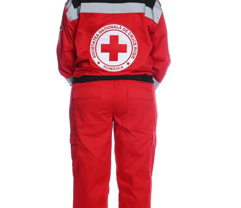 Costum Crucea Roșie – standarde internaționale și execuție ireproșabilă