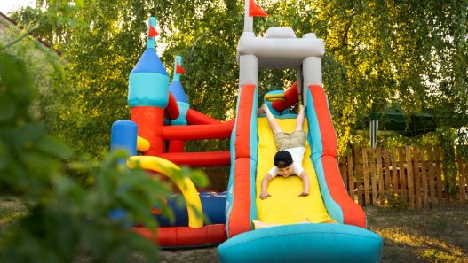 Ce tip de suflantă (blower) trebuie aleasă pentru un topogan gonflabil în funcție de volum și presiune?