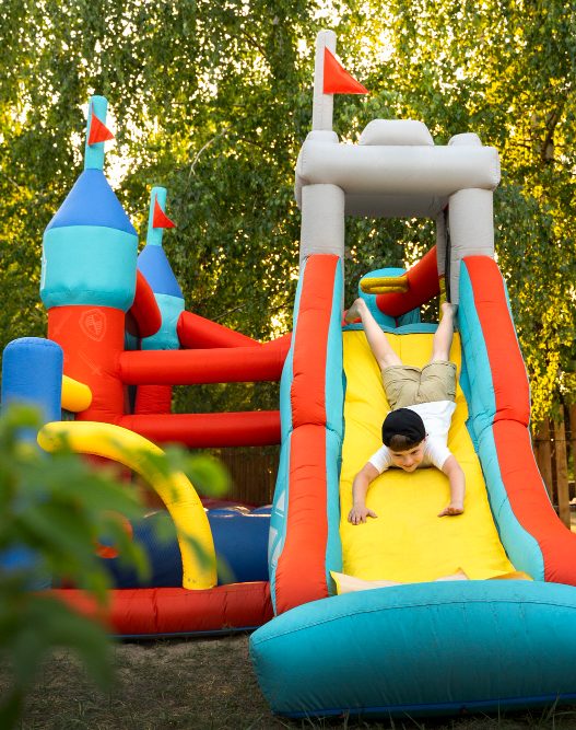 Ce tip de suflantă (blower) trebuie aleasă pentru un topogan gonflabil în funcție de volum și presiune?