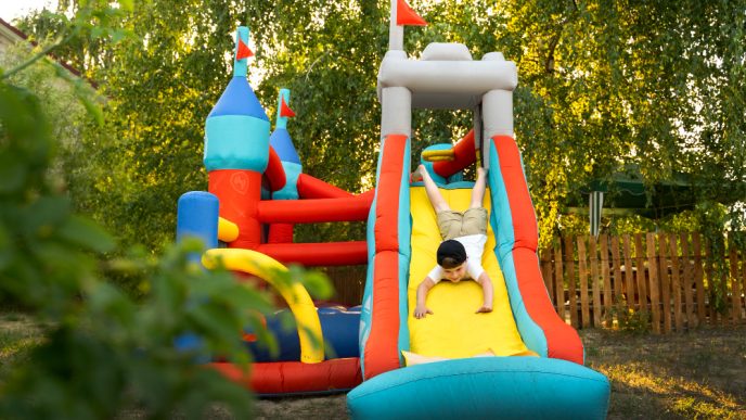 Ce tip de suflantă (blower) trebuie aleasă pentru un topogan gonflabil în funcție de volum și presiune?