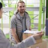 Cum decizi între a investi într-un depozit propriu și un partener de fulfillment?